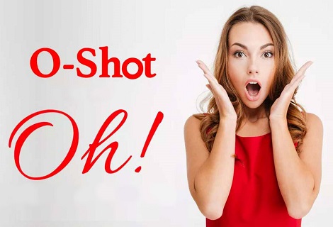 Молодая девушка в восторге от укола O-Shot