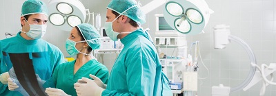 Врачи готовятся делать наркоз для лабиопластики