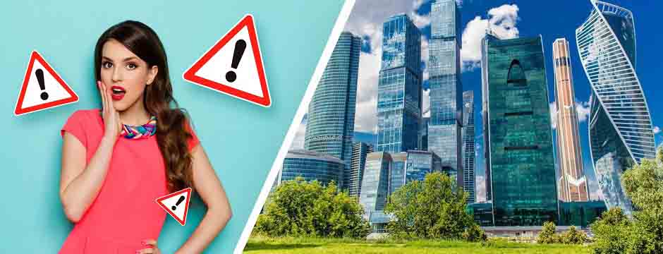Девушка на фоне комплекса Москва Сити