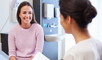 Пациентка беседует с врачом как стать девственницей